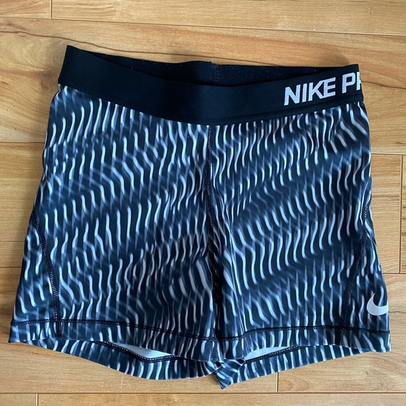 Nike training shorts - Picture 1 of 3